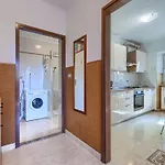 Bumbak By Interhome Умаг